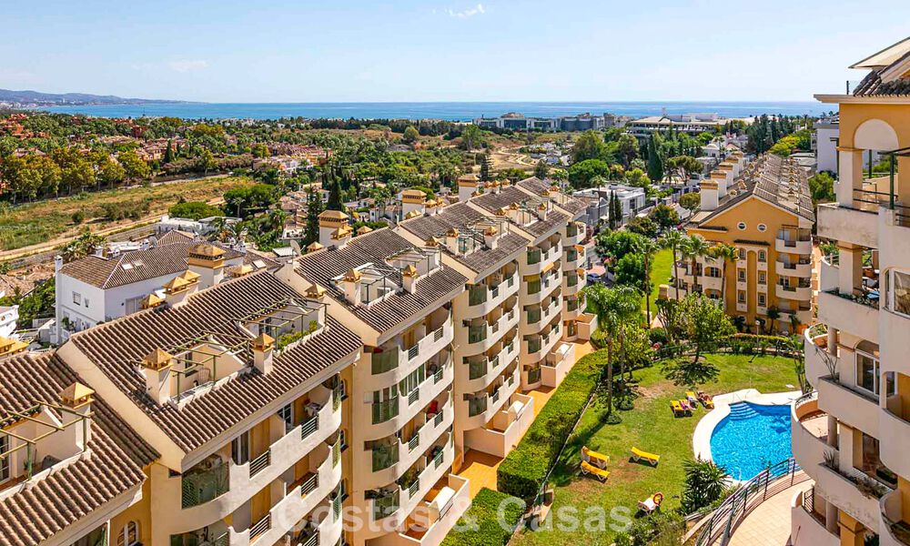 Ático con vistas al mar en venta a poca distancia de todas las comodidades y de Puerto Banús en Nueva Andalucía, Marbella 789317