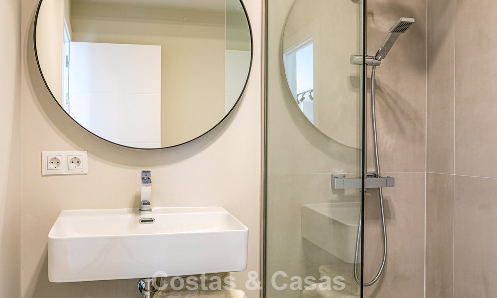 Ático con vistas al mar en venta a poca distancia de todas las comodidades y de Puerto Banús en Nueva Andalucía, Marbella 789321