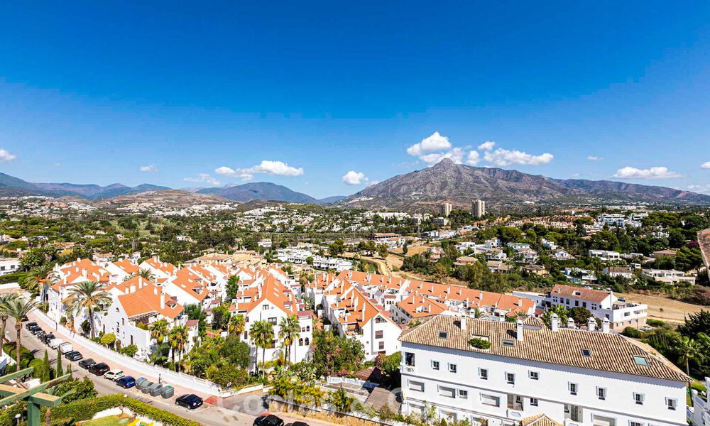Ático con vistas al mar en venta a poca distancia de todas las comodidades y de Puerto Banús en Nueva Andalucía, Marbella 789328