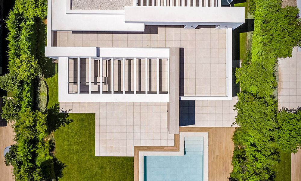 Villa de lujo lista para entrar a vivir, con arquitectura minimalista, en venta en la New Golden Mile entre Marbella y Estepona 789680