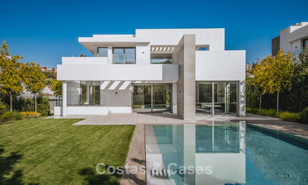 Villa de lujo lista para entrar a vivir, con arquitectura minimalista, en venta en la New Golden Mile entre Marbella y Estepona 789681