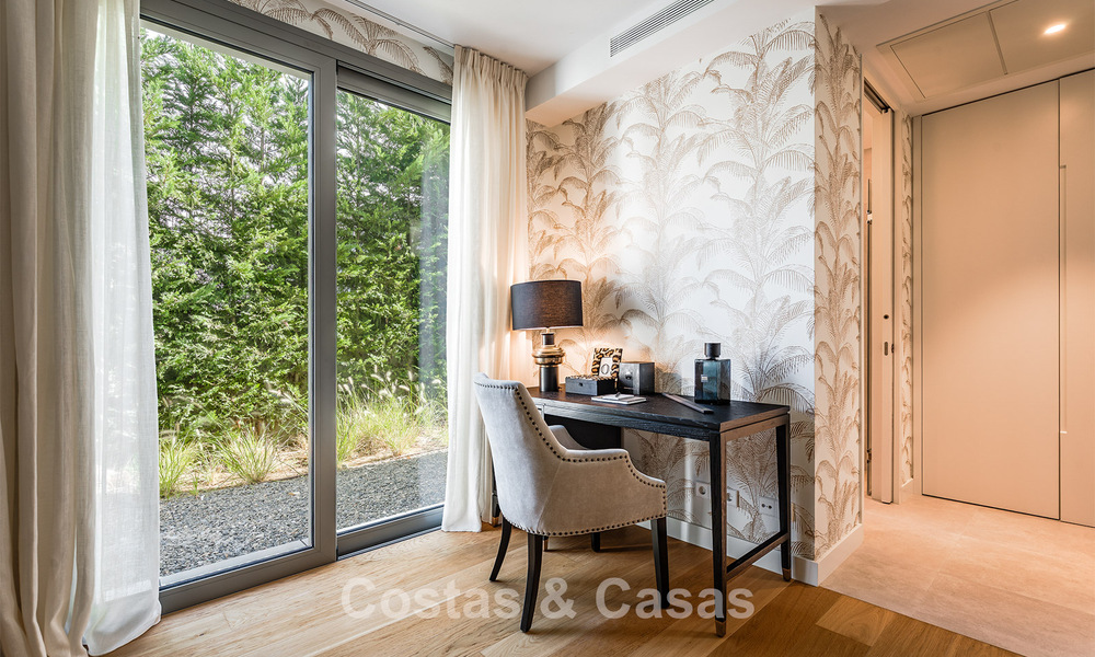 Villa de lujo lista para entrar a vivir, con arquitectura minimalista, en venta en la New Golden Mile entre Marbella y Estepona 789683