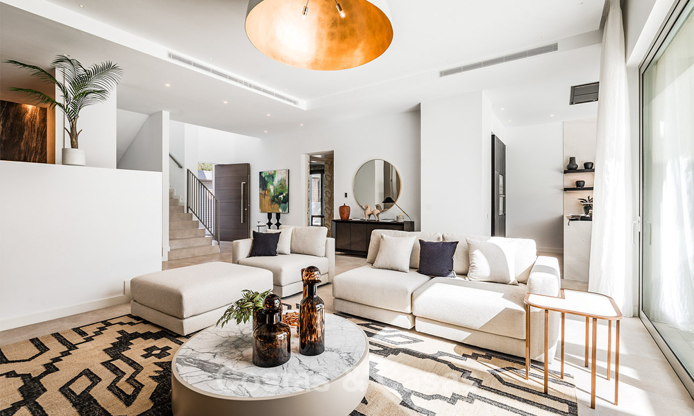 Villa de lujo lista para entrar a vivir, con arquitectura minimalista, en venta en la New Golden Mile entre Marbella y Estepona 789684