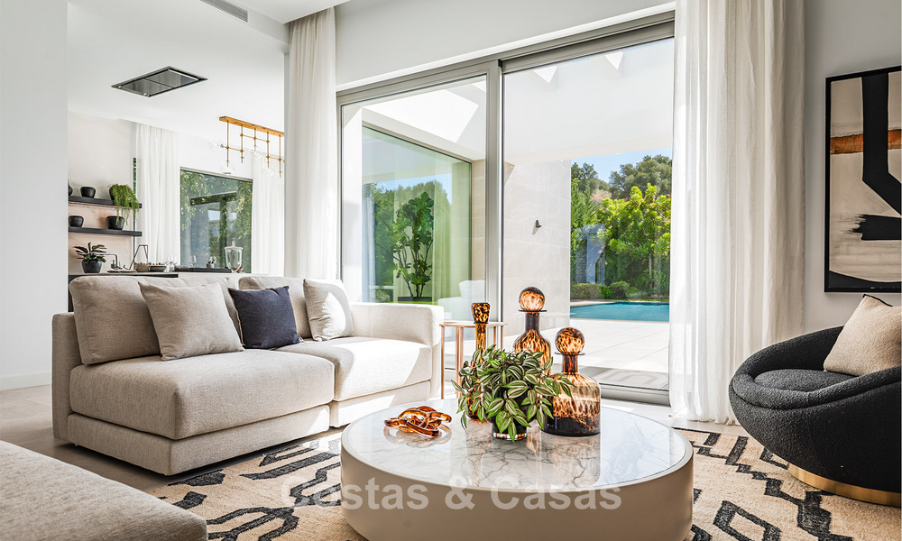Villa de lujo lista para entrar a vivir, con arquitectura minimalista, en venta en la New Golden Mile entre Marbella y Estepona 789685