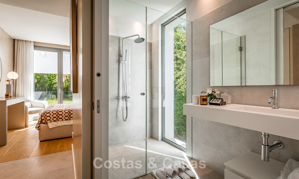 Villa de lujo lista para entrar a vivir, con arquitectura minimalista, en venta en la New Golden Mile entre Marbella y Estepona 789687