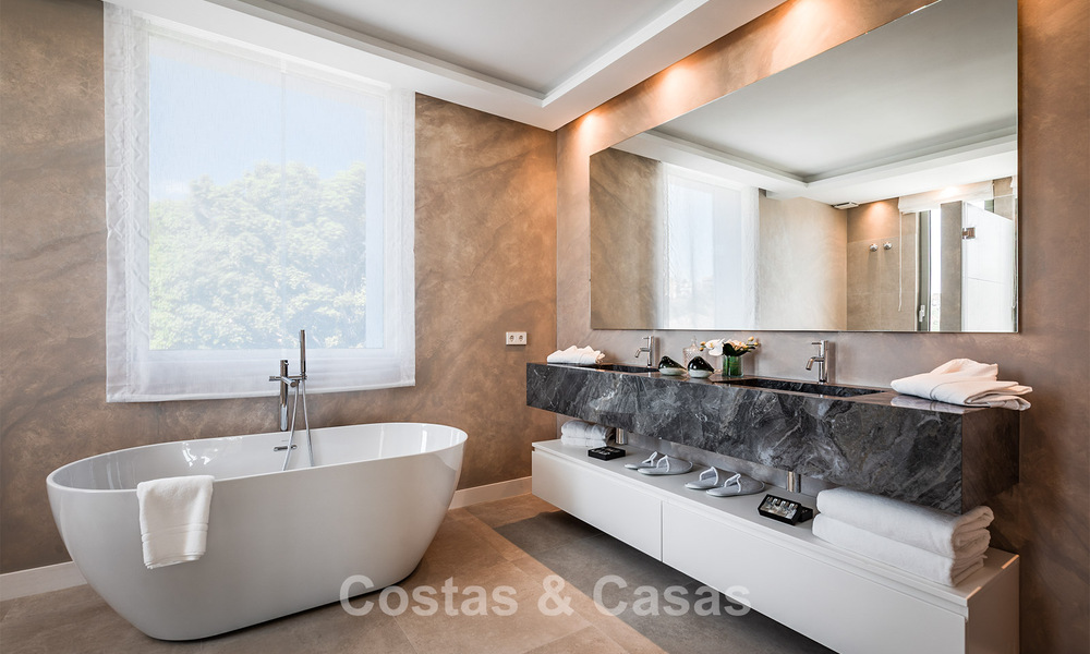 Villa de lujo lista para entrar a vivir, con arquitectura minimalista, en venta en la New Golden Mile entre Marbella y Estepona 789691