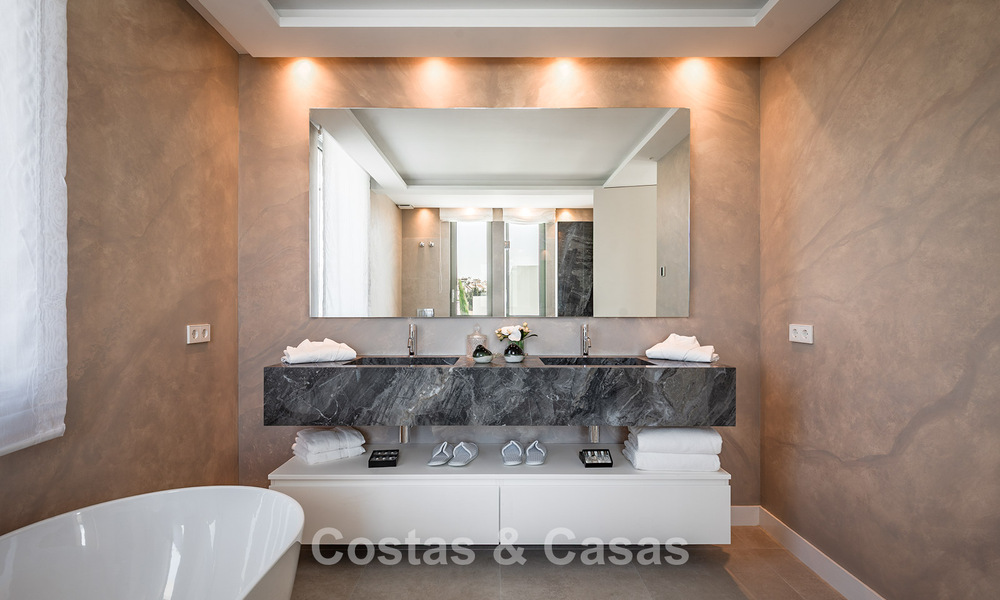 Villa de lujo lista para entrar a vivir, con arquitectura minimalista, en venta en la New Golden Mile entre Marbella y Estepona 789692