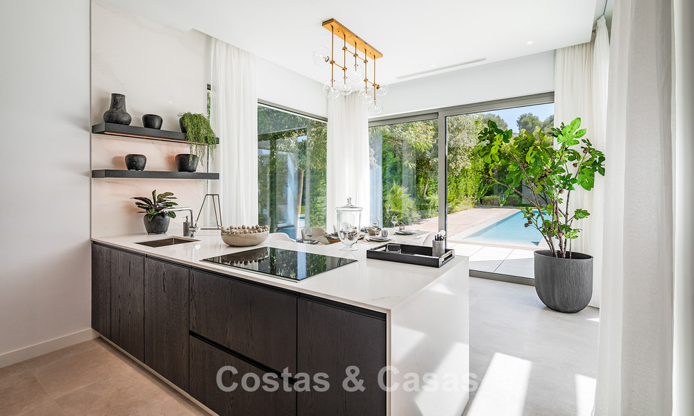 Villa de lujo lista para entrar a vivir, con arquitectura minimalista, en venta en la New Golden Mile entre Marbella y Estepona 789693
