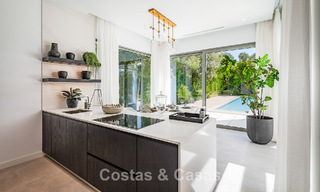 Villa de lujo lista para entrar a vivir, con arquitectura minimalista, en venta en la New Golden Mile entre Marbella y Estepona 789693 