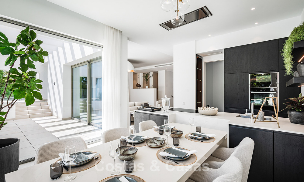 Villa de lujo lista para entrar a vivir, con arquitectura minimalista, en venta en la New Golden Mile entre Marbella y Estepona 789695