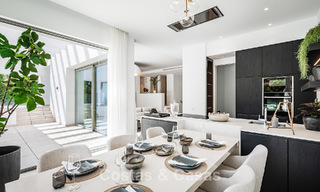 Villa de lujo lista para entrar a vivir, con arquitectura minimalista, en venta en la New Golden Mile entre Marbella y Estepona 789695 