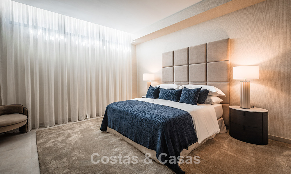 Villa de lujo lista para entrar a vivir, con arquitectura minimalista, en venta en la New Golden Mile entre Marbella y Estepona 789697