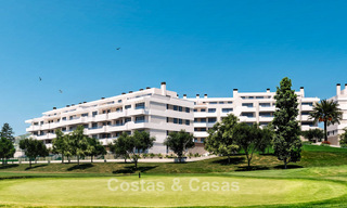 Apartamentos contemporáneos de obra nueva en venta junto al campo de golf en Mijas, Costa del Sol 789300 