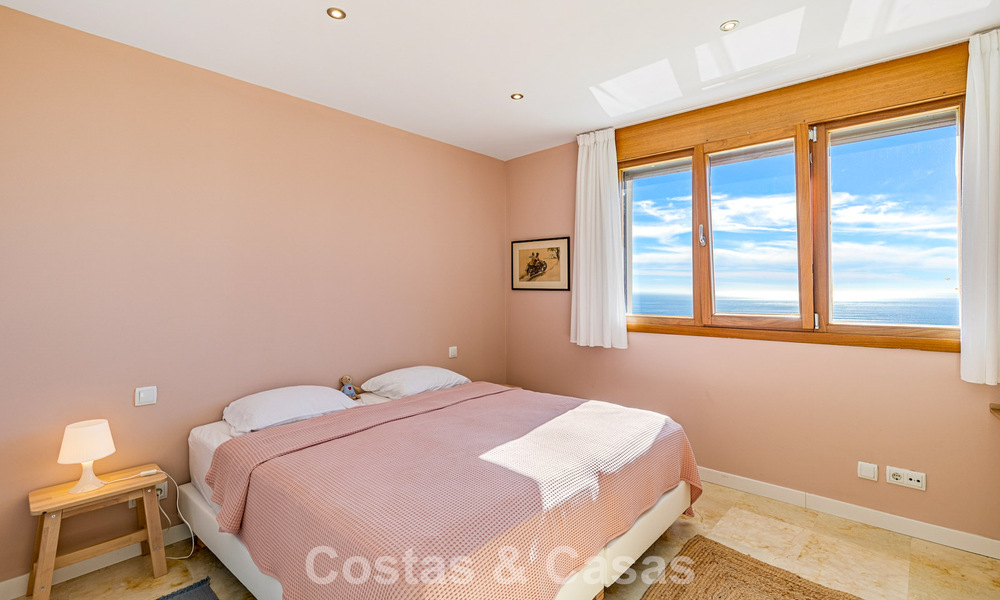 Apartamento contemporáneo listo para entrar a vivir con vistas panorámicas al mar en venta al este de Marbella 789364