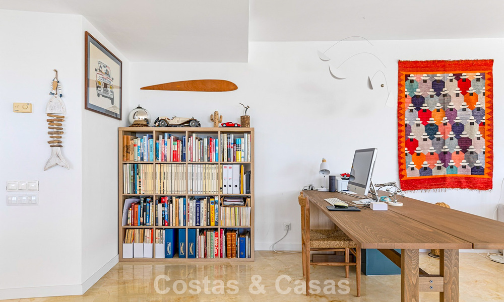 Apartamento contemporáneo listo para entrar a vivir con vistas panorámicas al mar en venta al este de Marbella 789366