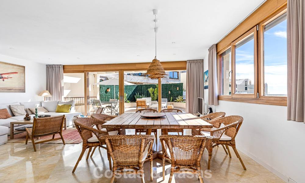 Apartamento contemporáneo listo para entrar a vivir con vistas panorámicas al mar en venta al este de Marbella 789369