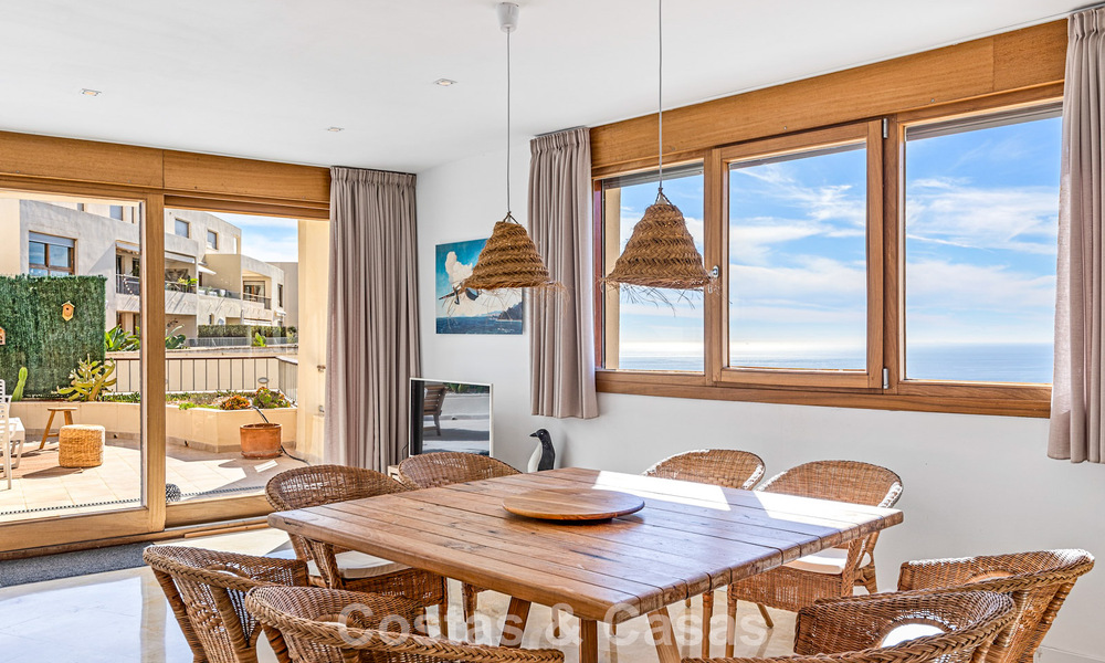 Apartamento contemporáneo listo para entrar a vivir con vistas panorámicas al mar en venta al este de Marbella 789370