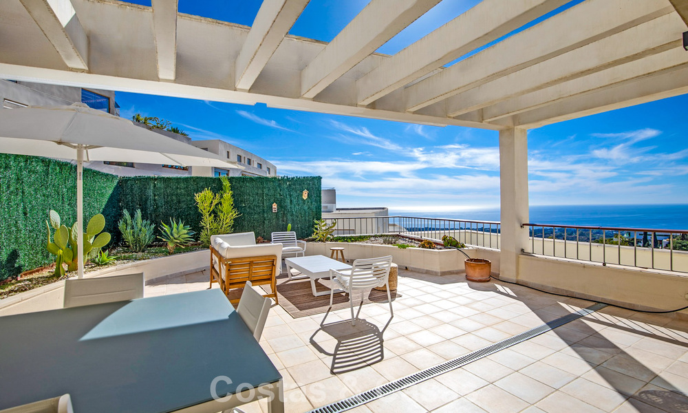 Apartamento contemporáneo listo para entrar a vivir con vistas panorámicas al mar en venta al este de Marbella 789373