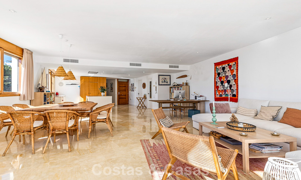 Apartamento contemporáneo listo para entrar a vivir con vistas panorámicas al mar en venta al este de Marbella 789377