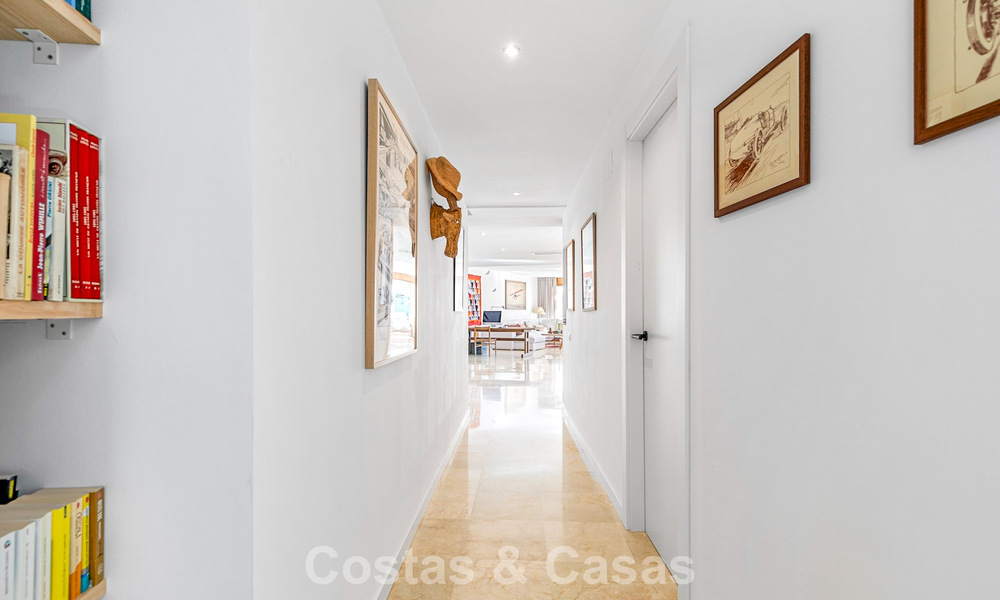 Apartamento contemporáneo listo para entrar a vivir con vistas panorámicas al mar en venta al este de Marbella 789378