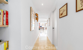 Apartamento contemporáneo listo para entrar a vivir con vistas panorámicas al mar en venta al este de Marbella 789378 