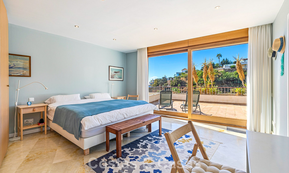 Apartamento contemporáneo listo para entrar a vivir con vistas panorámicas al mar en venta al este de Marbella 789379