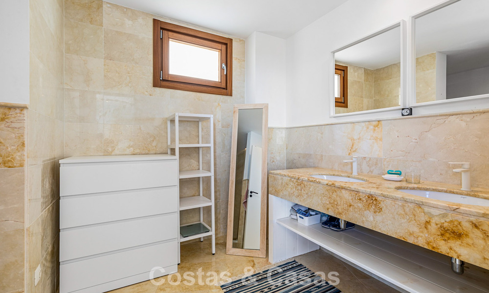 Apartamento contemporáneo listo para entrar a vivir con vistas panorámicas al mar en venta al este de Marbella 789380