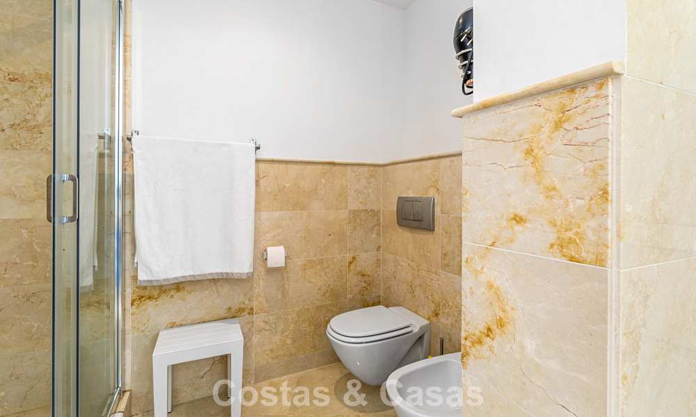 Apartamento contemporáneo listo para entrar a vivir con vistas panorámicas al mar en venta al este de Marbella 789381