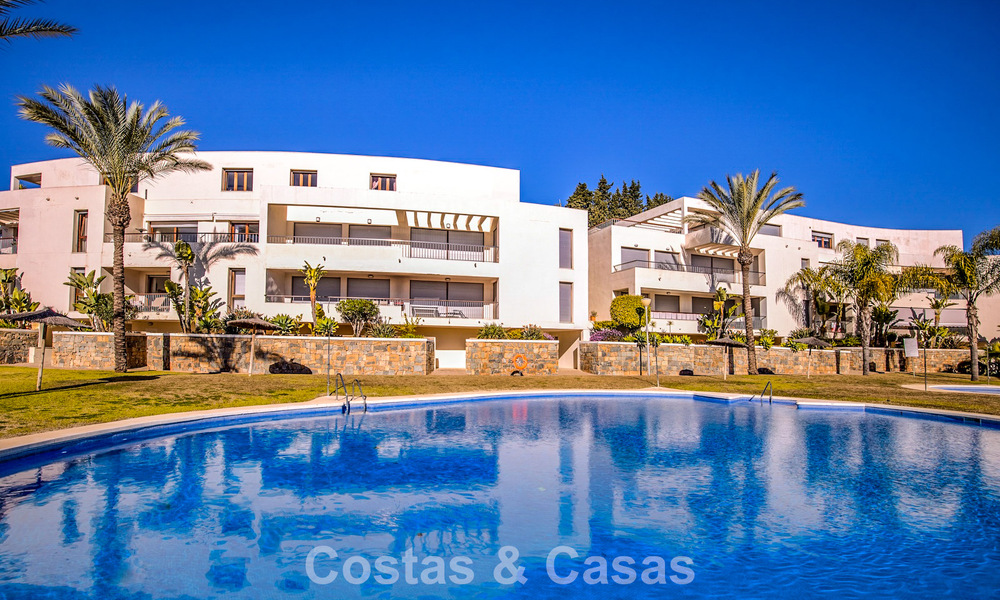 Apartamento contemporáneo listo para entrar a vivir con vistas panorámicas al mar en venta al este de Marbella 789384