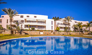 Apartamento contemporáneo listo para entrar a vivir con vistas panorámicas al mar en venta al este de Marbella 789384 