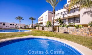 Apartamento contemporáneo listo para entrar a vivir con vistas panorámicas al mar en venta al este de Marbella 789385 