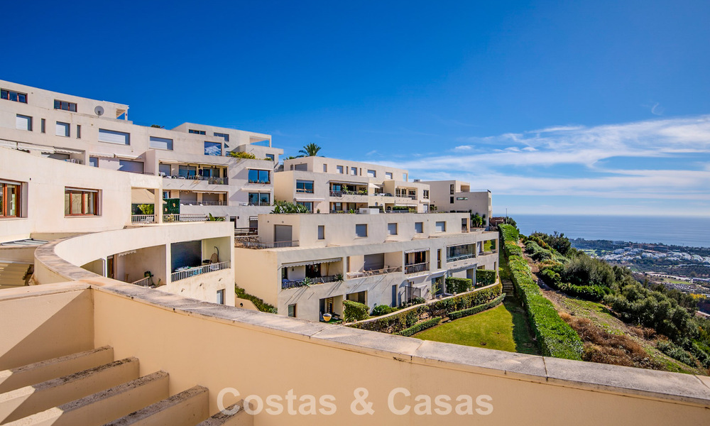 Apartamento contemporáneo listo para entrar a vivir con vistas panorámicas al mar en venta al este de Marbella 789389