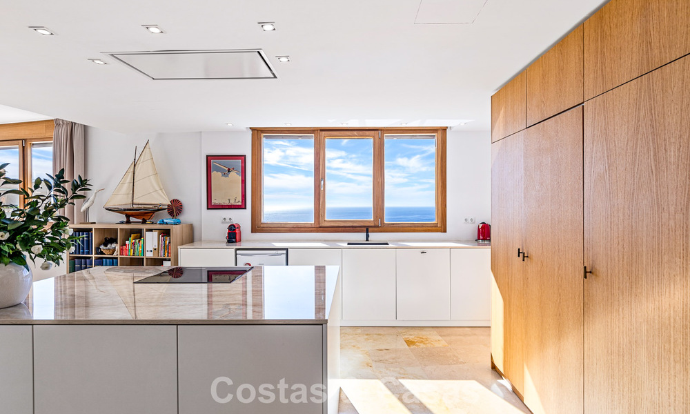 Apartamento contemporáneo listo para entrar a vivir con vistas panorámicas al mar en venta al este de Marbella 789392