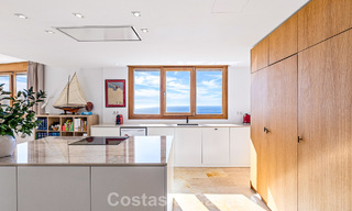 Apartamento contemporáneo listo para entrar a vivir con vistas panorámicas al mar en venta al este de Marbella 789392 