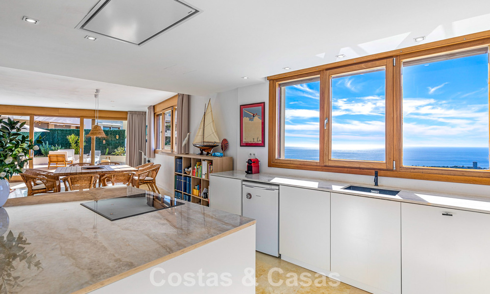 Apartamento contemporáneo listo para entrar a vivir con vistas panorámicas al mar en venta al este de Marbella 789393