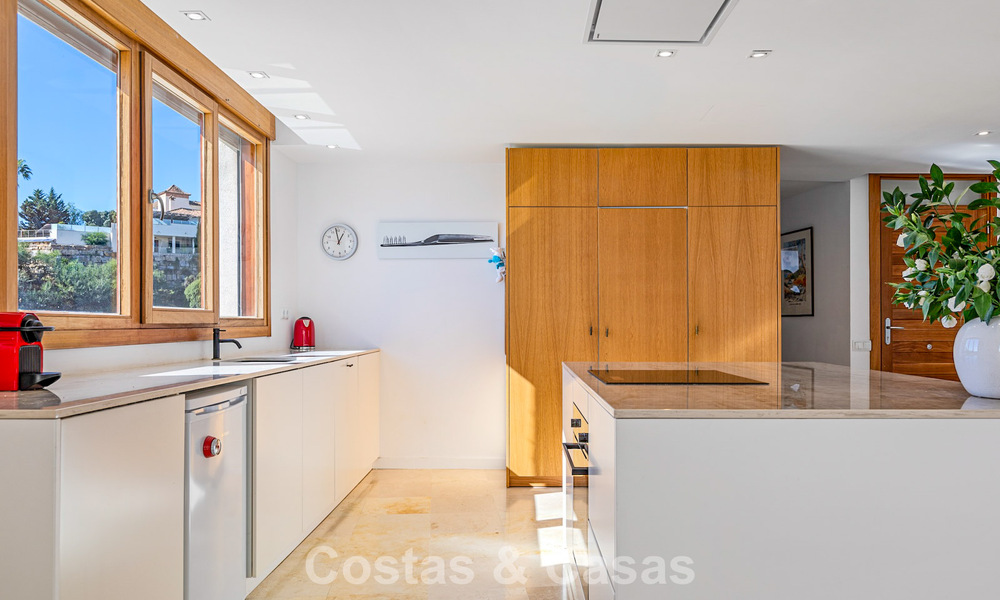 Apartamento contemporáneo listo para entrar a vivir con vistas panorámicas al mar en venta al este de Marbella 789394