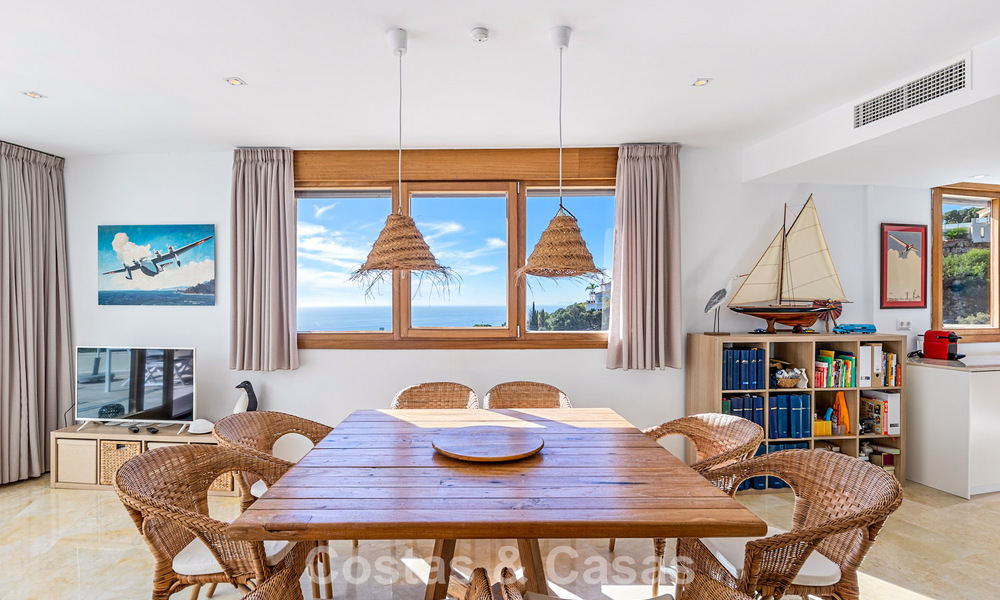 Apartamento contemporáneo listo para entrar a vivir con vistas panorámicas al mar en venta al este de Marbella 789395