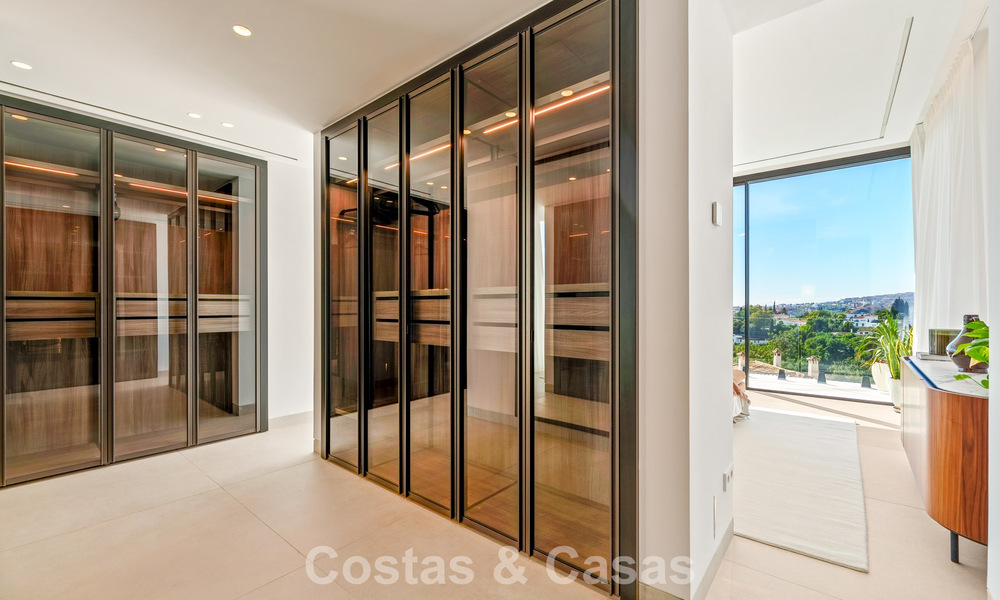 Villa de lujo moderno-mediterránea en venta dentro de una comunidad de prestigio en La Quinta, Benahavís - Marbella 789482