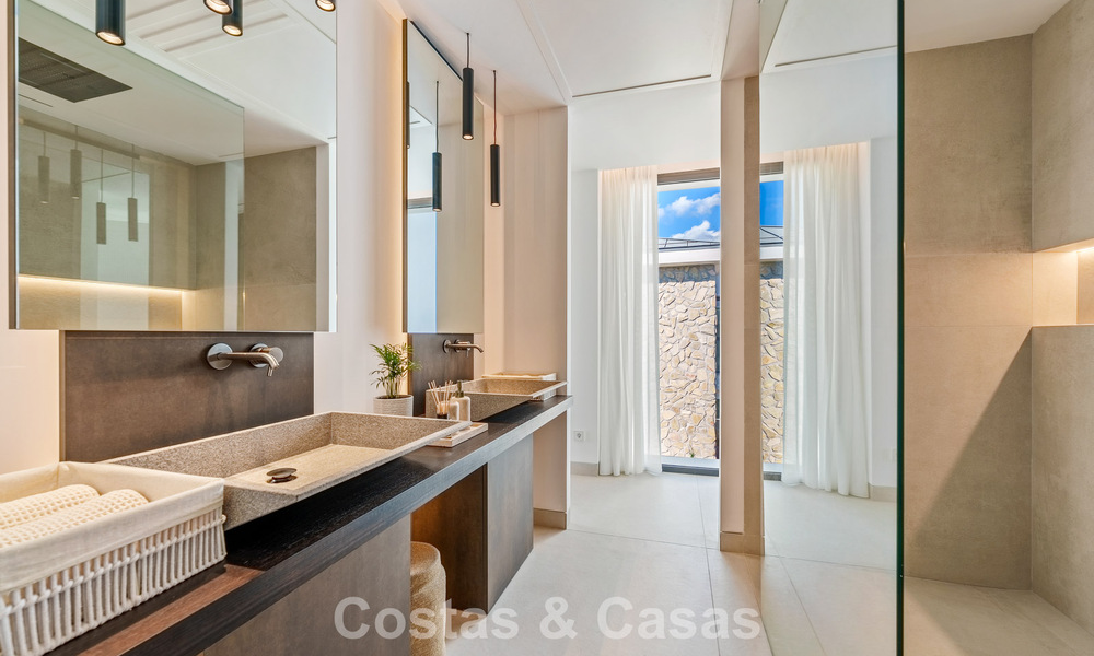 Villa de lujo moderno-mediterránea en venta dentro de una comunidad de prestigio en La Quinta, Benahavís - Marbella 789483