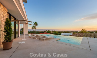 Villa de lujo moderno-mediterránea en venta dentro de una comunidad de prestigio en La Quinta, Benahavís - Marbella 789509 