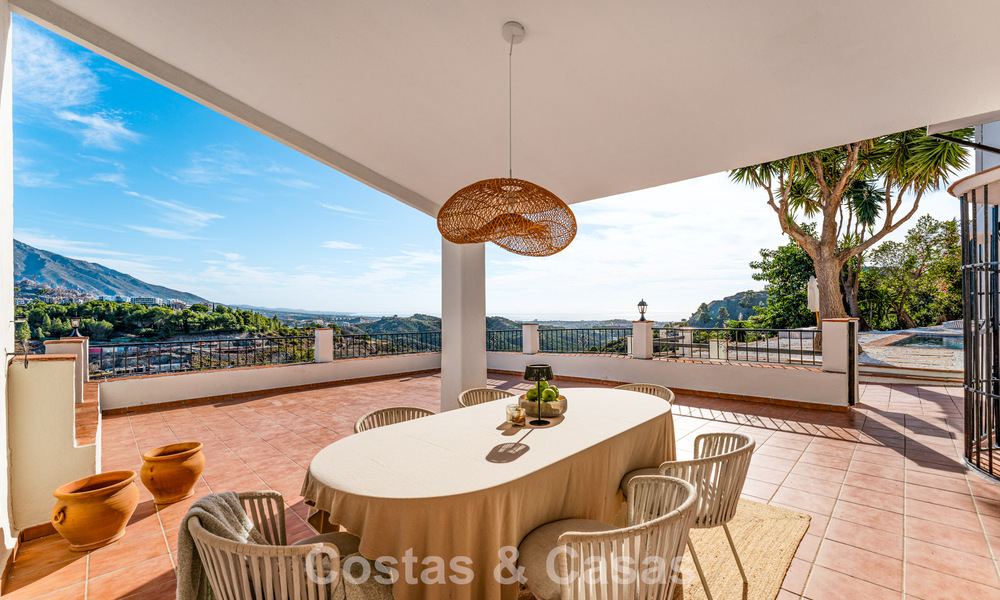 Villa de lujo andaluza elegante con encanto atemporal en venta en El Madroñal, Marbella - Benahavís 789523