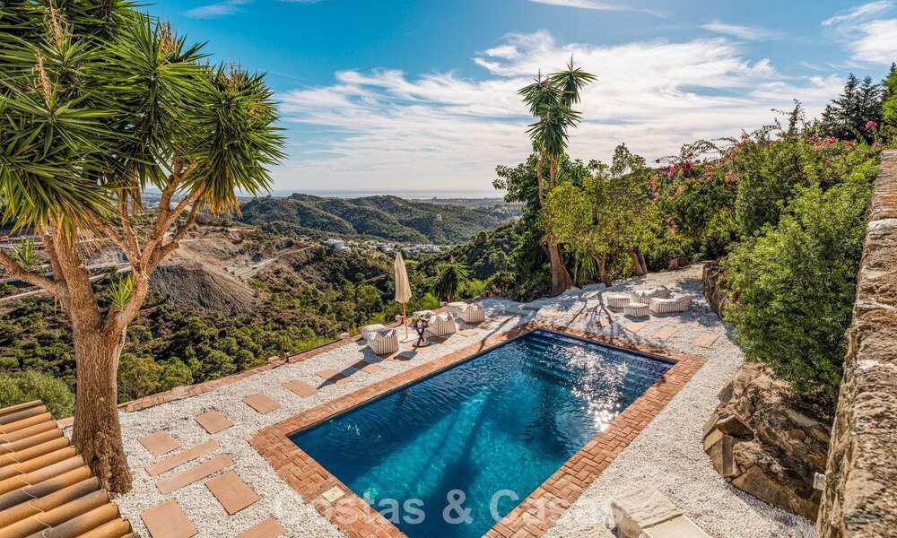 Villa de lujo andaluza elegante con encanto atemporal en venta en El Madroñal, Marbella - Benahavís 789524