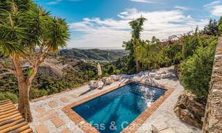 Villa de lujo andaluza elegante con encanto atemporal en venta en El Madroñal, Marbella - Benahavís 789524 