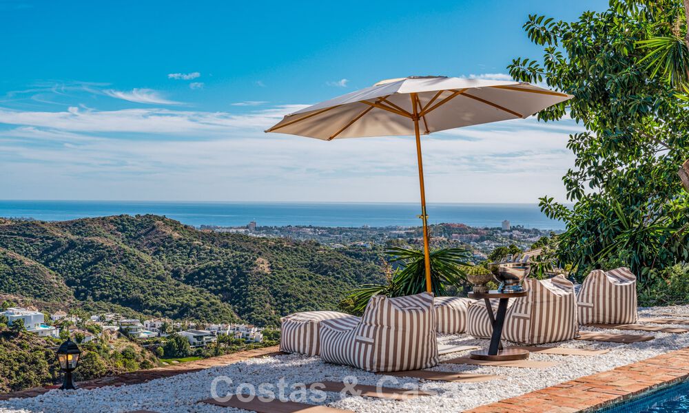 Villa de lujo andaluza elegante con encanto atemporal en venta en El Madroñal, Marbella - Benahavís 789526