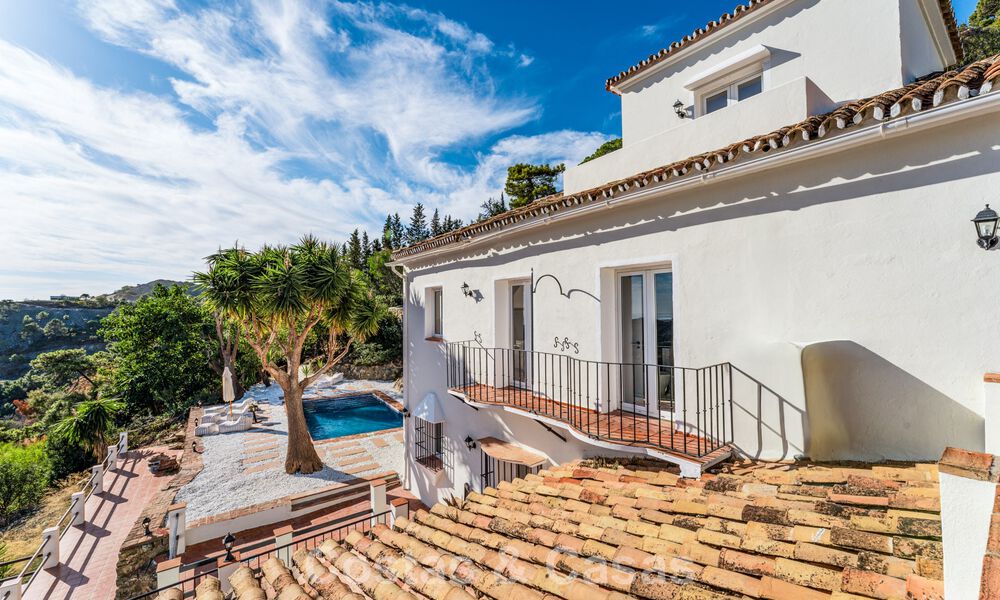 Villa de lujo andaluza elegante con encanto atemporal en venta en El Madroñal, Marbella - Benahavís 789527