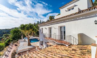 Villa de lujo andaluza elegante con encanto atemporal en venta en El Madroñal, Marbella - Benahavís 789527 