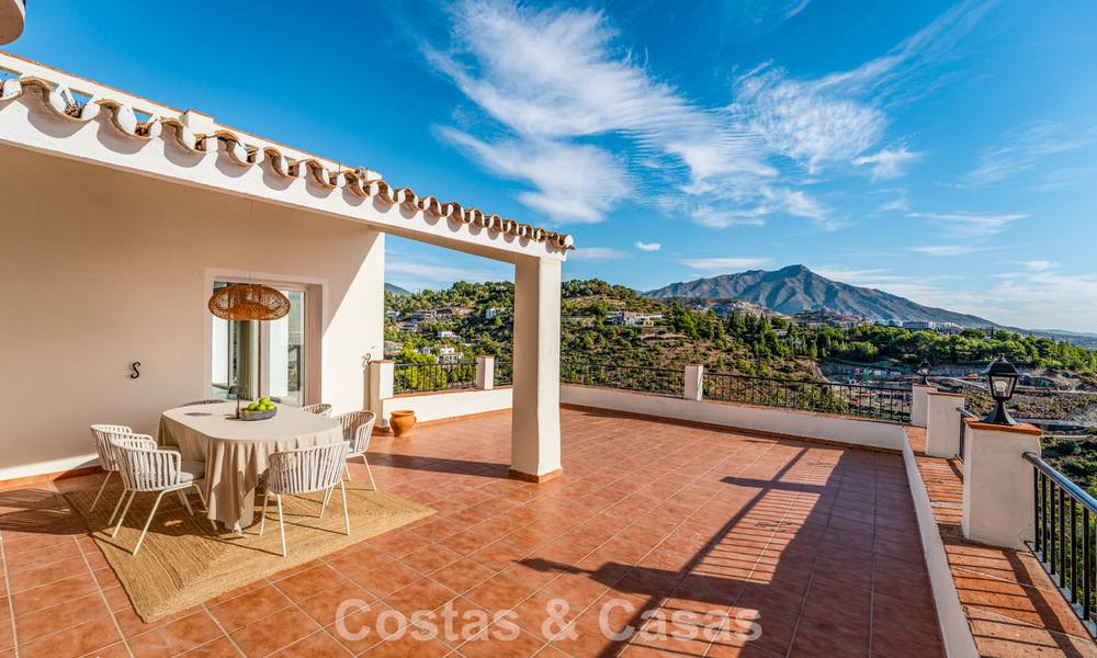 Villa de lujo andaluza elegante con encanto atemporal en venta en El Madroñal, Marbella - Benahavís 789528