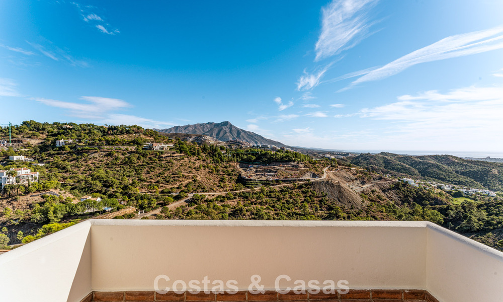 Villa de lujo andaluza elegante con encanto atemporal en venta en El Madroñal, Marbella - Benahavís 789529