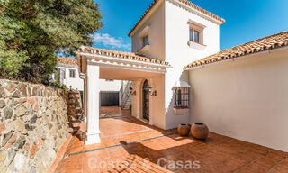 Villa de lujo andaluza elegante con encanto atemporal en venta en El Madroñal, Marbella - Benahavís 789530 