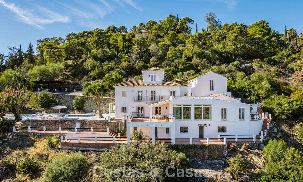 Villa de lujo andaluza elegante con encanto atemporal en venta en El Madroñal, Marbella - Benahavís 789532